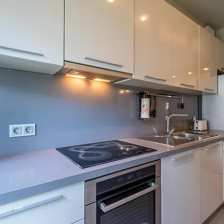 Spacious & Modern 2bd 2ba Flat - Prime Location By Fm