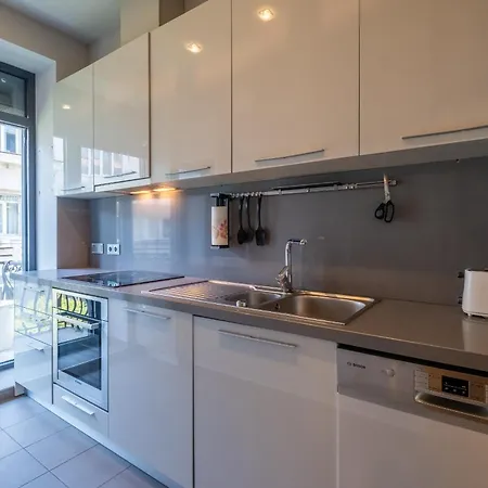 דירה Spacious & Modern 2bd 2ba Flat - Prime Location By Fm סופיה