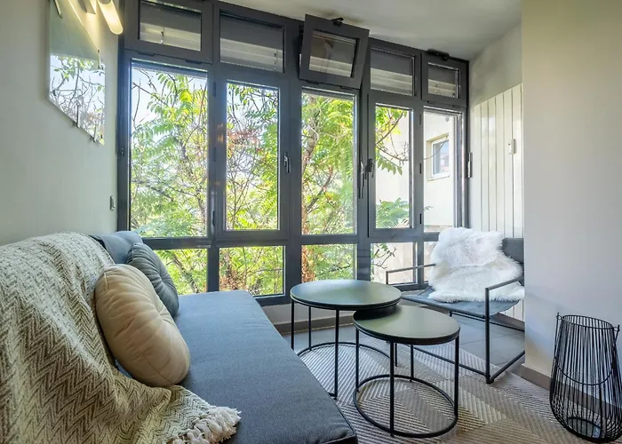 Spacious & Modern 2bd 2ba Flat - Prime Location By Fm Lejlighed