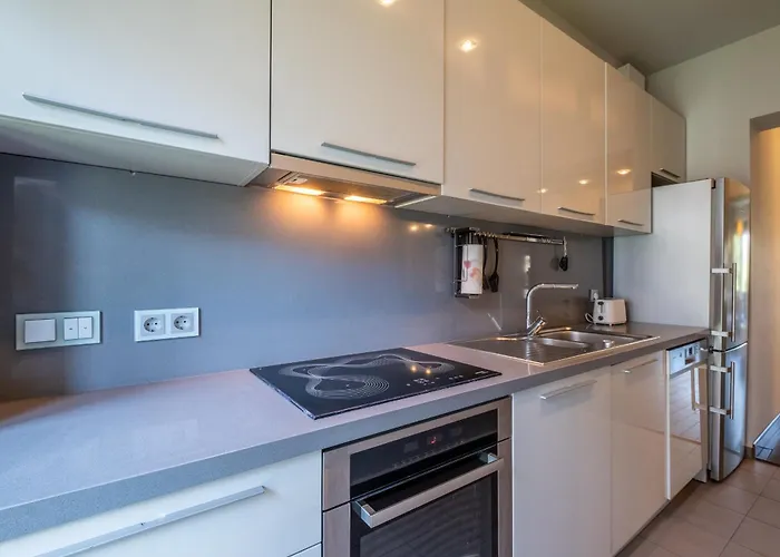Spacious & Modern 2bd 2ba Flat - Prime Location By Fm