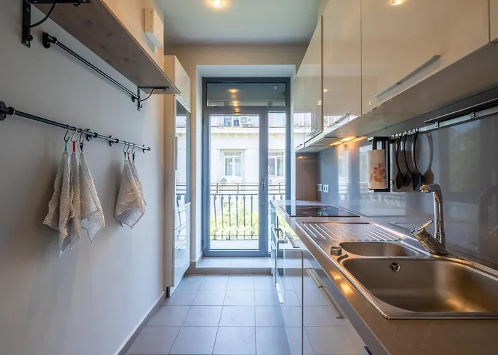 Spacious & Modern 2bd 2ba Flat - Prime Location By Fm