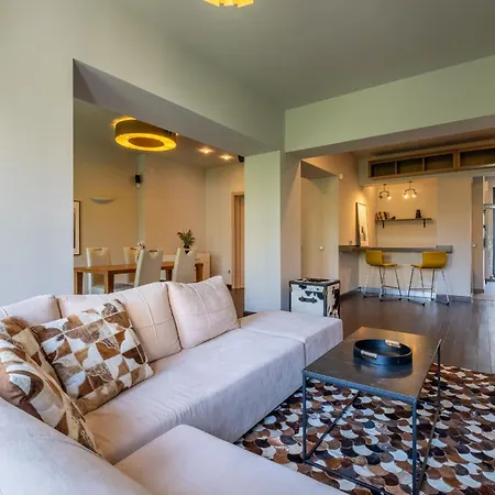 Modern Yet Rustic Style Centre 2br/2bth *
