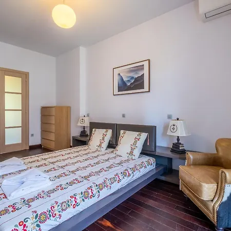 Daire Modern Yet Rustic Style Centre 2br/2bth *