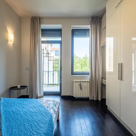 Modern Yet Rustic Style Centre 2br/2bth *