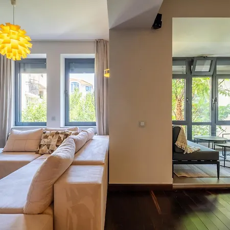 Spacious & Modern 2bd 2ba Flat - Prime Location By Fm Apartment