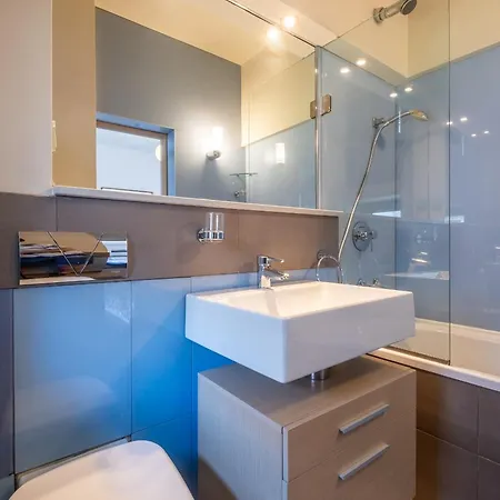 Modern Yet Rustic Style Centre 2br/2bth *