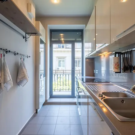 Spacious & Modern 2bd 2ba Flat - Prime Location By Fm