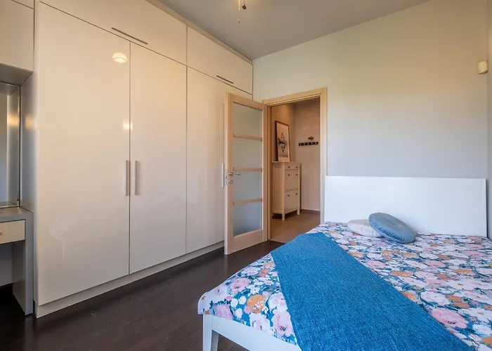 Spacious & Modern 2bd 2ba Flat - Prime Location By Fm Apartment