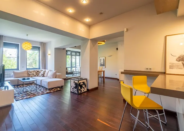 Spacious & Modern 2bd 2ba Flat - Prime Location By Fm