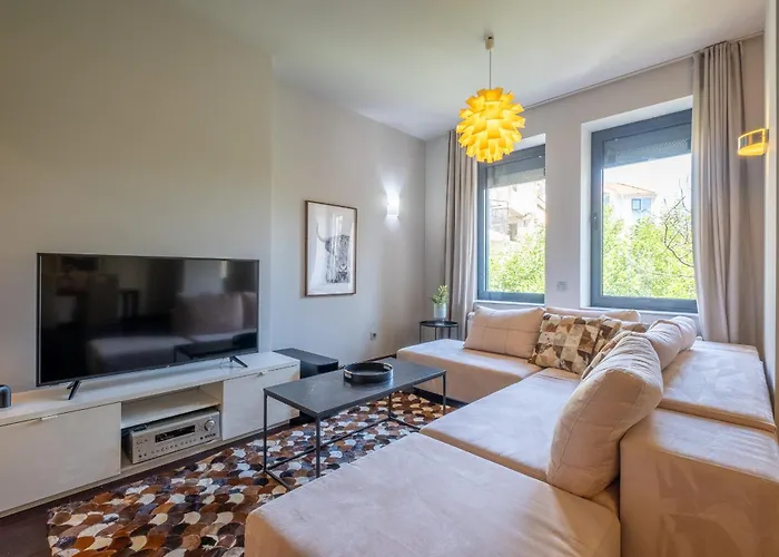 Spacious & Modern 2bd 2ba Flat - Prime Location By Fm Apartment *