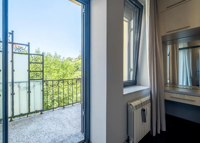 Spacious & Modern 2bd 2ba Flat - Prime Location By Fm Apartment