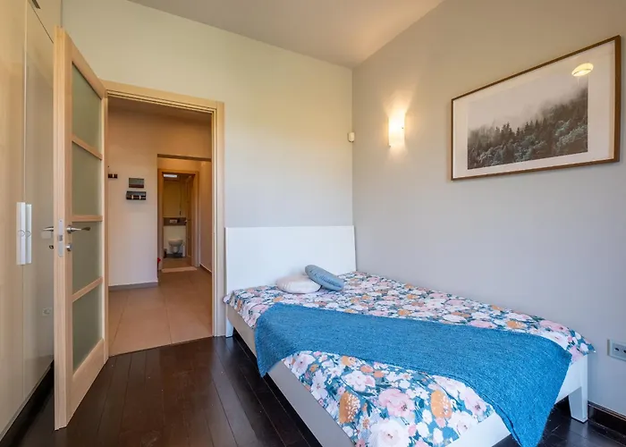 Spacious & Modern 2bd 2ba Flat - Prime Location By Fm Apartment