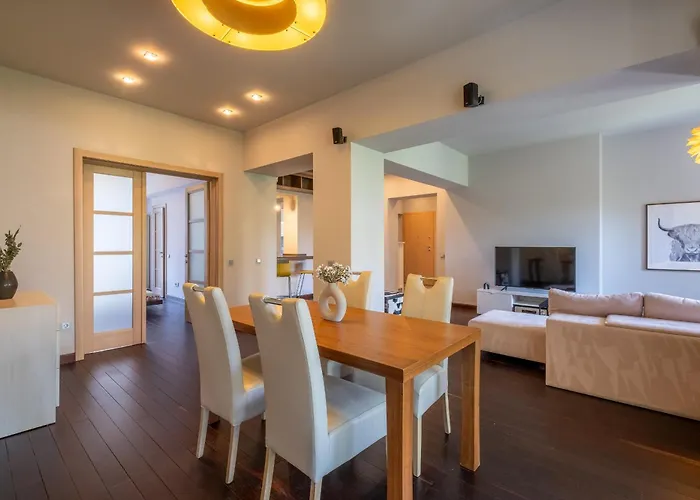 Spacious & Modern 2bd 2ba Flat - Prime Location By Fm Apartment *