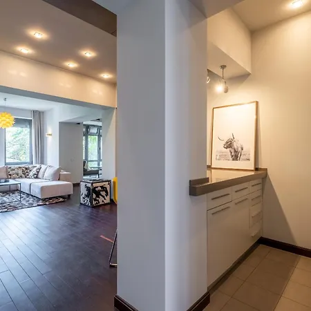 Modern Yet Rustic Style Centre 2br/2bth דירה *